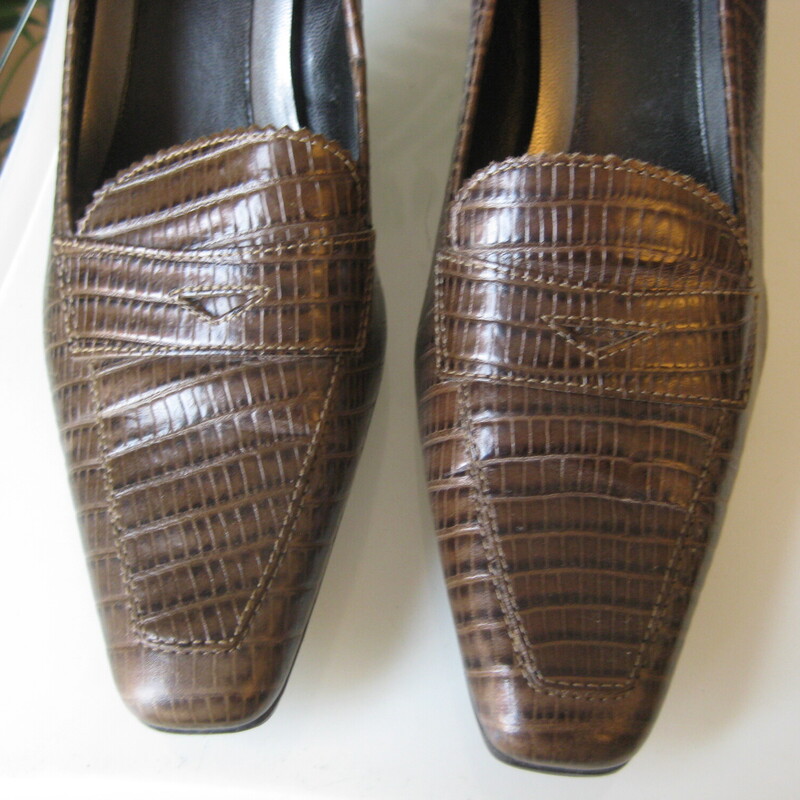 Etienne Aigner Loaf, Brown, Size: 8
High quality Brown leather pumps by Etienne Aigner.
Preppy croc embossed loafter style.
Brown with a faux penny slot on the vamp.
Size 8 M
Heel:  2.5

Like new condition!
Thanks for looking!
#79817