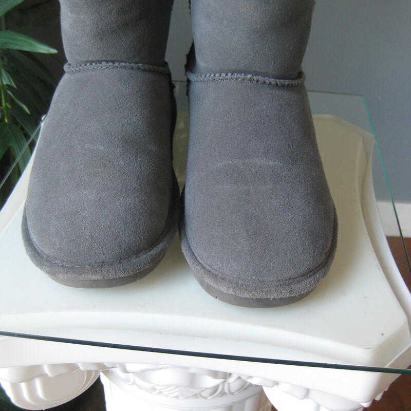 Bearpaw Fuzzy Suede Calf, Gray, Size: 7<br />
* Style name: Bianca Tall<br />
<br />
* Soft suede upper<br />
<br />
* 100% Genuine sheepskin&shearling lining and footbed<br />
<br />
* Molded EVA outsole for traction<br />
<br />
* Color: Charcoal<br />
<br />
* Size: US 7<br />
<br />
VERY gently used.<br />
<br />
thanks for looking!<br />
<br />
#80941