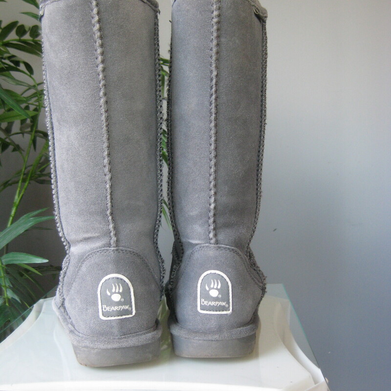 Bearpaw Fuzzy Suede Calf, Gray, Size: 7
* Style name: Bianca Tall

* Soft suede upper

* 100% Genuine sheepskin&shearling lining and footbed

* Molded EVA outsole for traction

* Color: Charcoal

* Size: US 7

VERY gently used.

thanks for looking!

#80941