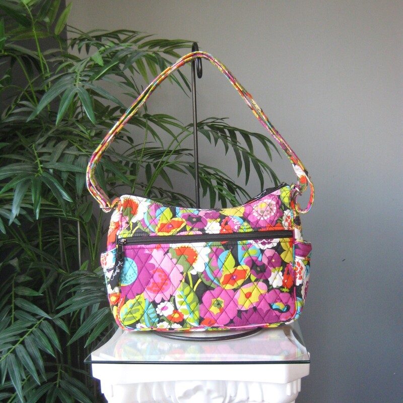 Vera Bradley Crossbody, Purple, Size: None
Adjustable roomy crossbody bag from vera bradley in Va Va Bloom (2012) a vibrant dark floral
large zip pocket and two side pockets outside
One side of the interior is lined in a slick fabric and has two slip pockets,
the other side is quilted cotton and it has a zippered pocket.
11 x 8.25 x 4
strap adjusts from 11 minimum to 23 maximum.
excellent condition!
thanks for looking!
#79331