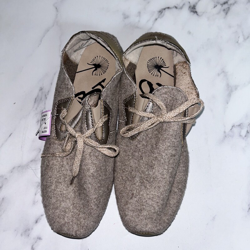 A7.5 Tan Fleece Sneakers