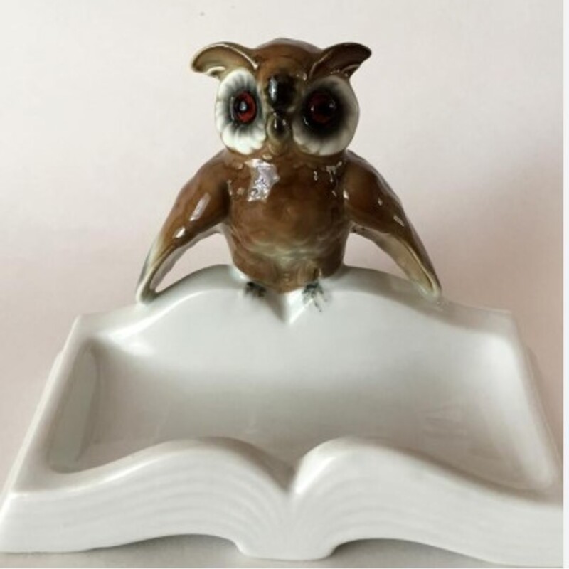 Bavaria Owl On Open Book
White Brown Porcelain
Size: 6x3x4H
Vintage Signed Gerold Porzellan