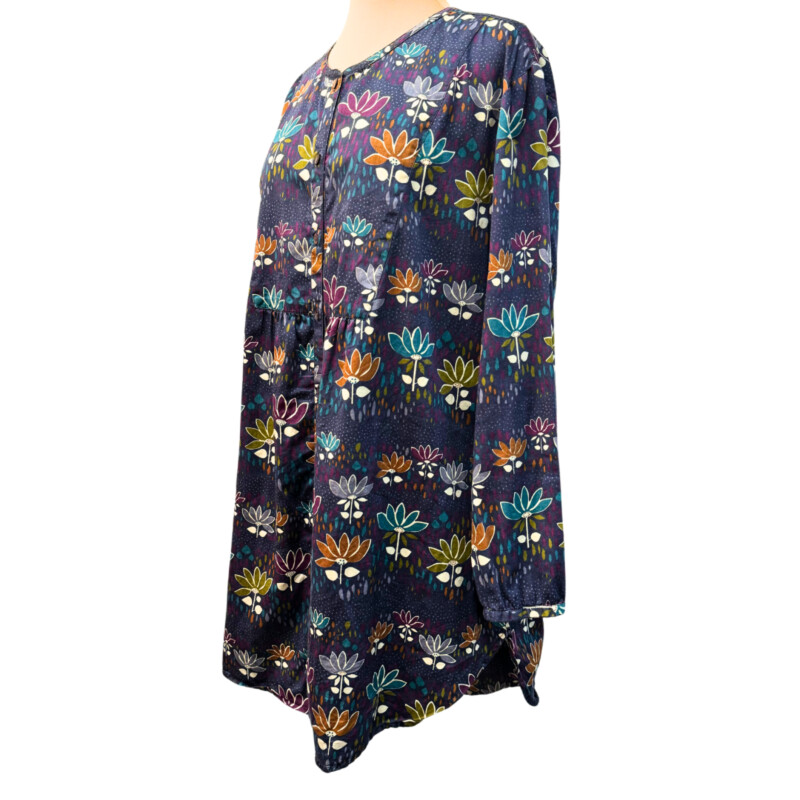 Gudrun Sjödén Tunic<br />
Floral Print<br />
Colors: Navy, Purple, Teal, Brown, Dijon, White, Olive Size: XL