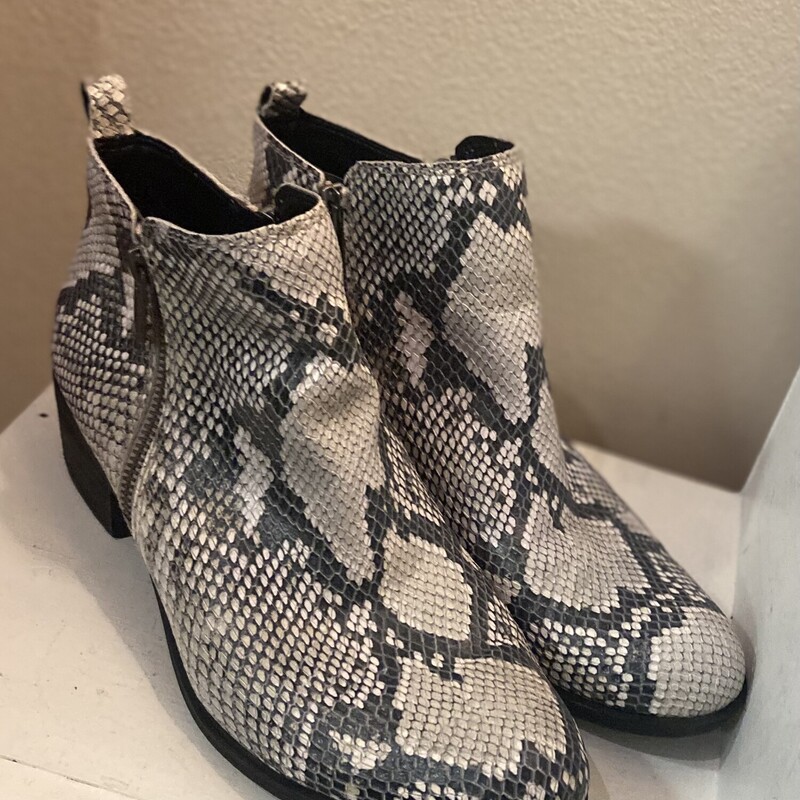 Crm/gry Snake Lther Boot
Crm/gry
Size: 10