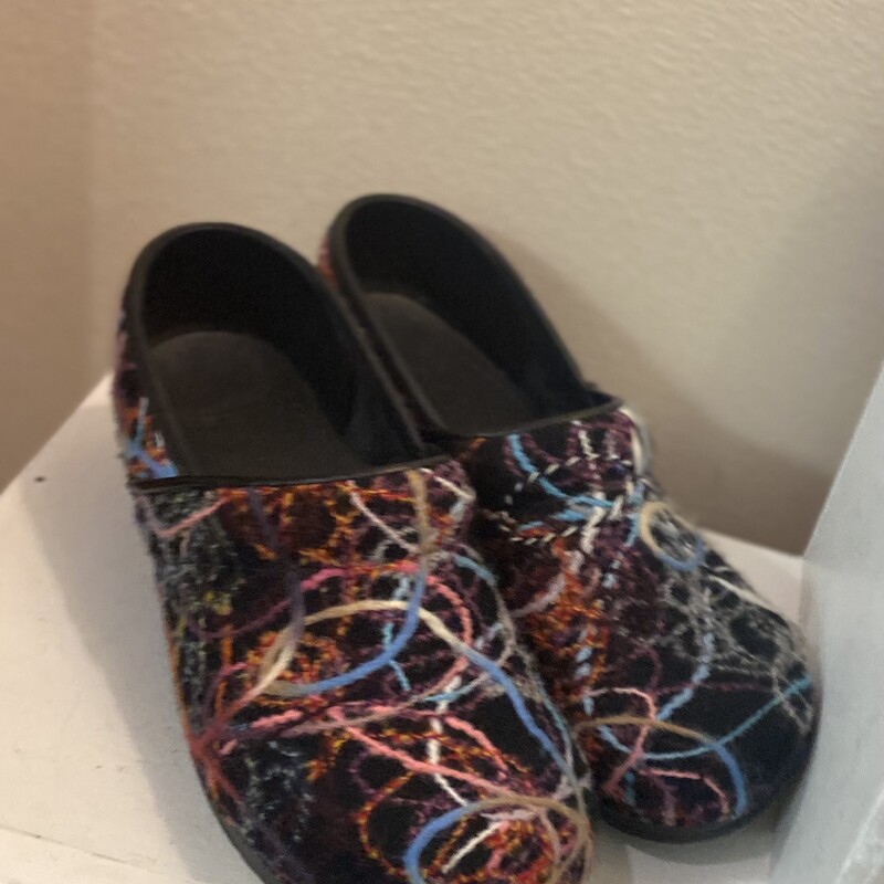 Blk/pnk/blu Yarn Clog<br />
Blk/Pk/B<br />
Size: 10.5