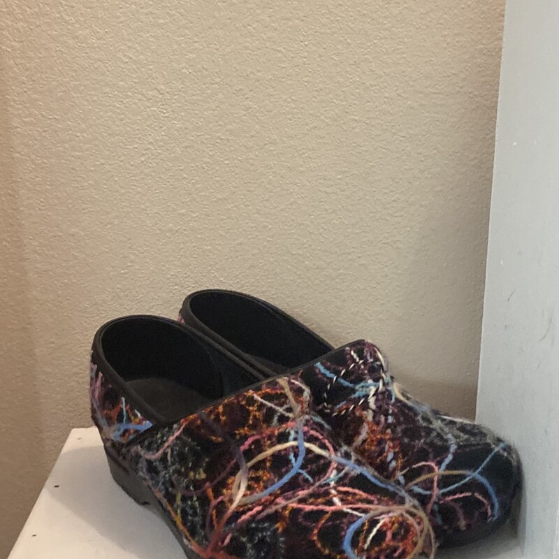 Blk/pnk/blu Yarn Clog