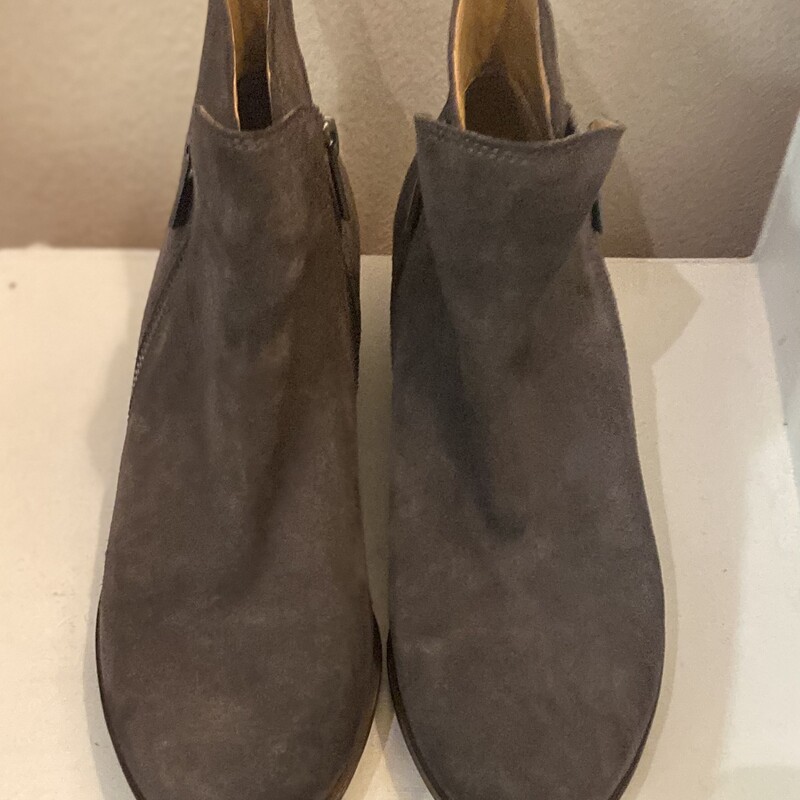 Brwnish Suede Bootie<br />
Brwnish<br />
Size: 8