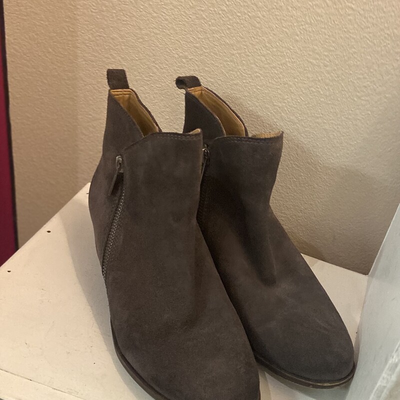 Brwnish Suede Bootie<br />
Brwnish<br />
Size: 8