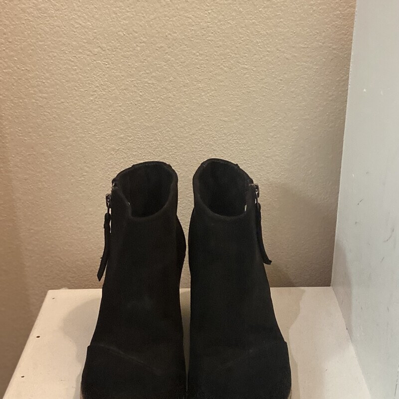 Blk Suede Wedge Bootie<br />
Black<br />
Size: 7