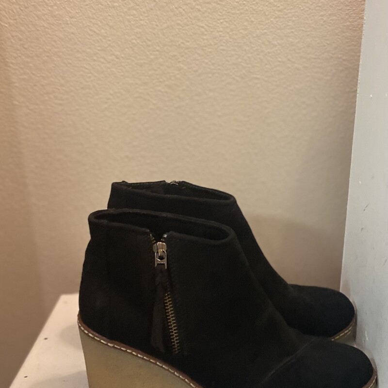 Blk Suede Wedge Bootie<br />
Black<br />
Size: 7