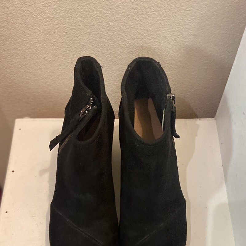 Blk Suede Wedge Bootie<br />
Black<br />
Size: 7