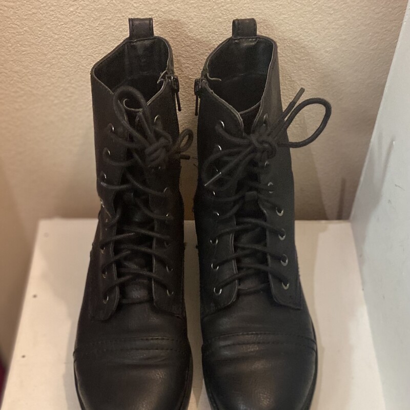 Black Lace Up Boot<br />
Black<br />
Size: 9