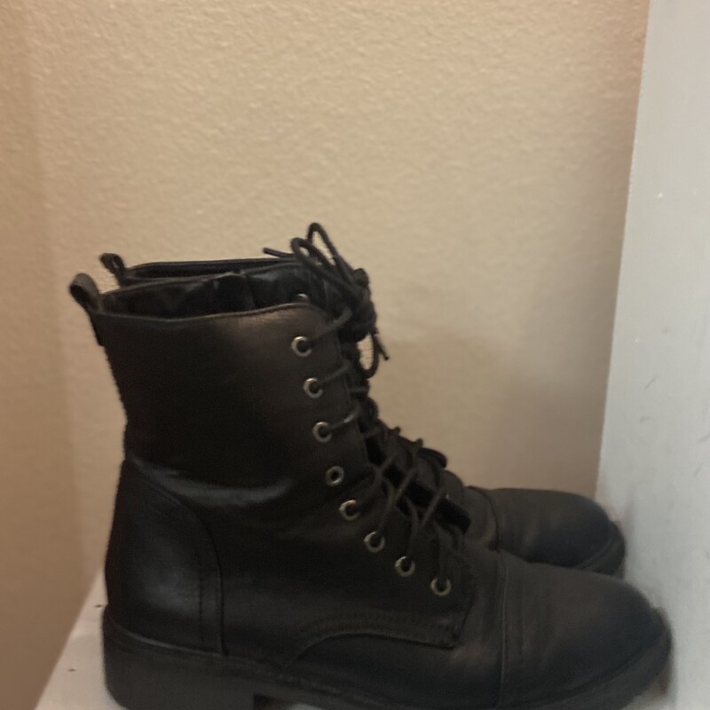 Black Lace Up Boot<br />
Black<br />
Size: 9