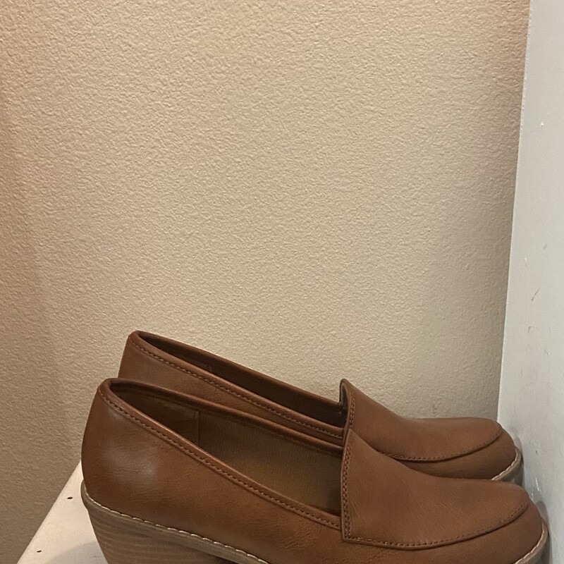 EUC Camel Heel Loafer<br />
Camel<br />
Size: 8