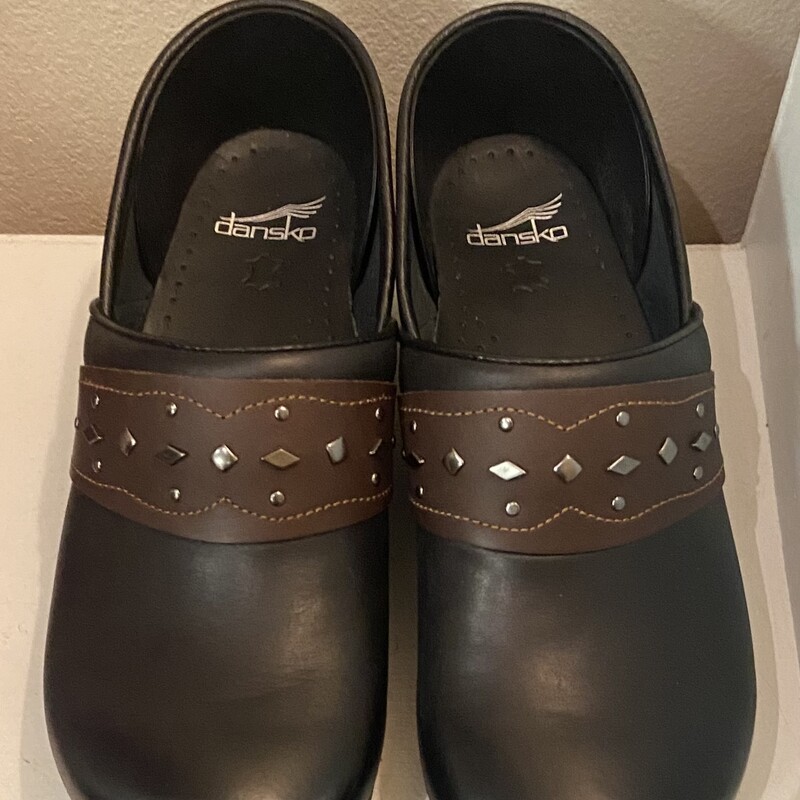 Blk/brstud Lther Clog<br />
Blk/brw<br />
Size: 10.5