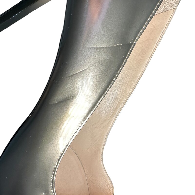 Jimmy Choo Abel Pump<br />
Bronze<br />
Size: 39<br />
<br />
Light scuffing to the heels.<br />
 Does not include the original dust bag or box.