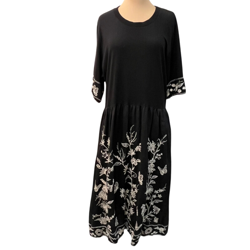 Johnny Was Maxi Dress<br />
Embroidered Floral pattern<br />
Short Sleeve<br />
Cotton & Linen<br />
Colors: Black and White<br />
Size: 1X