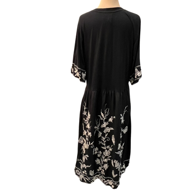 Johnny Was Maxi Dress<br />
Embroidered Floral pattern<br />
Short Sleeve<br />
Cotton & Linen<br />
Colors: Black and White<br />
Size: 1X