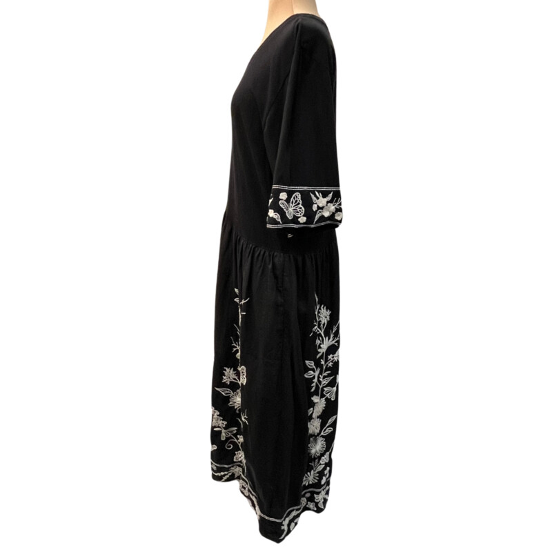 Johnny Was Maxi Dress<br />
Embroidered Floral pattern<br />
Short Sleeve<br />
Cotton & Linen<br />
Colors: Black and White<br />
Size: 1X