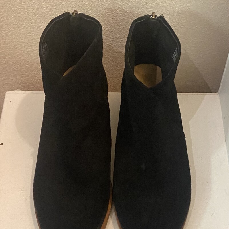 Blk Suede Ankle Boot<br />
Black<br />
Size: 9 R$149