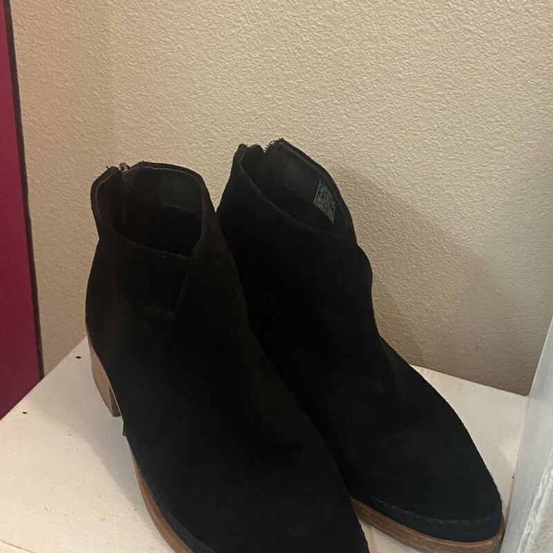 Blk Suede Ankle Boot<br />
Black<br />
Size: 9 R$149