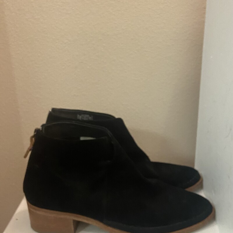 Blk Suede Ankle Boot<br />
Black<br />
Size: 9 R$149