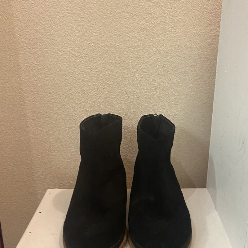 Blk Suede Ankle Boot<br />
Black<br />
Size: 9 R$149