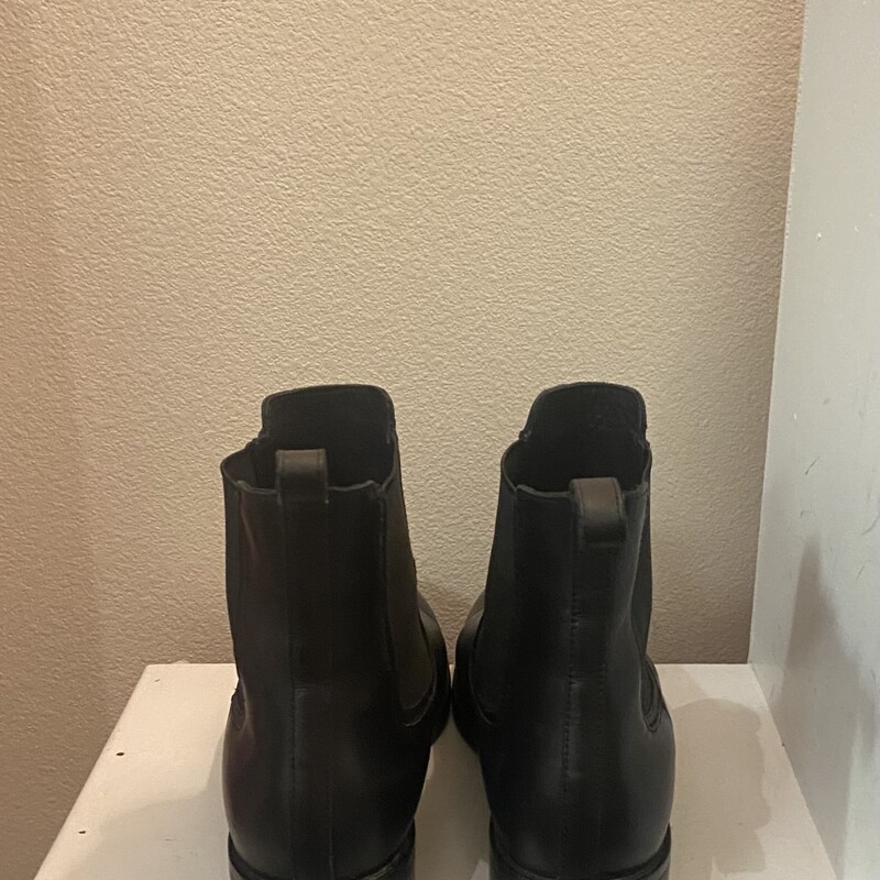 Blk Lther Hi Ankle Boot<br />
Black<br />
Size: 9 R $160