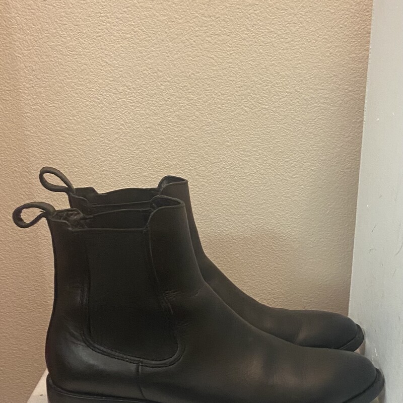 Blk Lther Hi Ankle Boot<br />
Black<br />
Size: 9 R $160