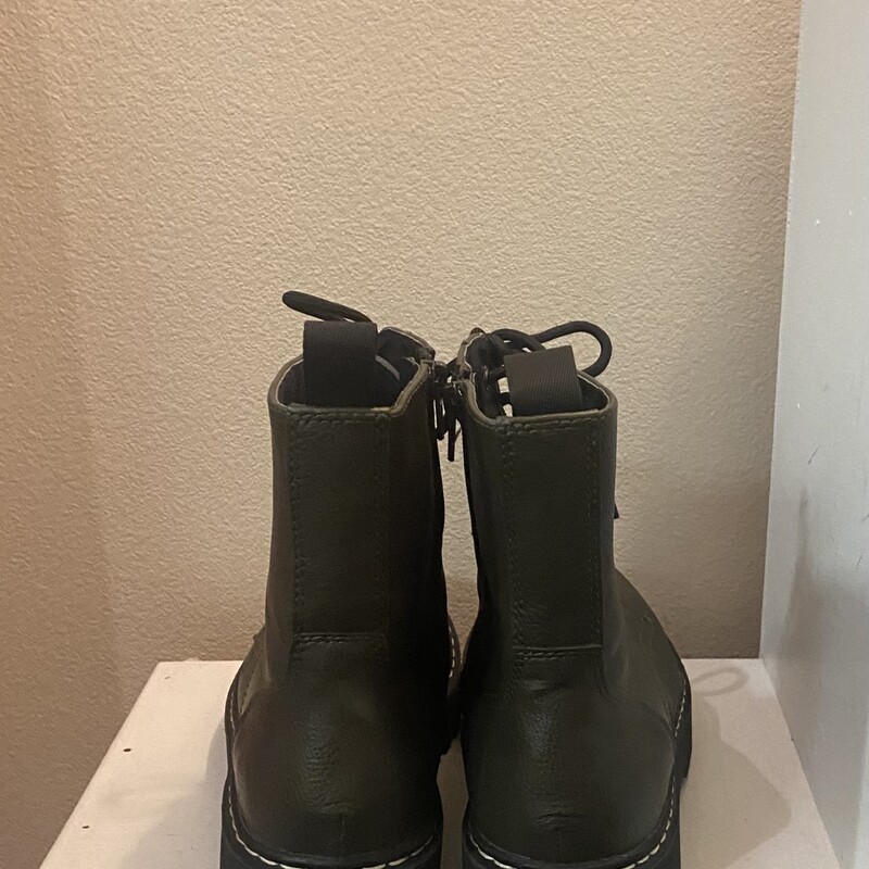 Olive Combat Boot<br />
Olive<br />
Size: 8