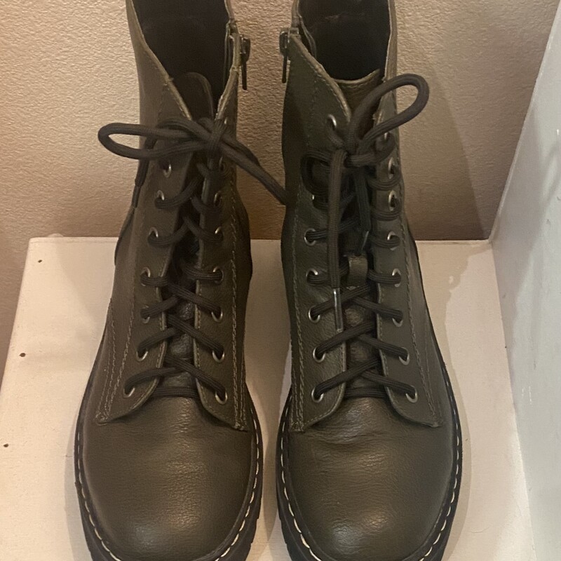 Olive Combat Boot<br />
Olive<br />
Size: 8