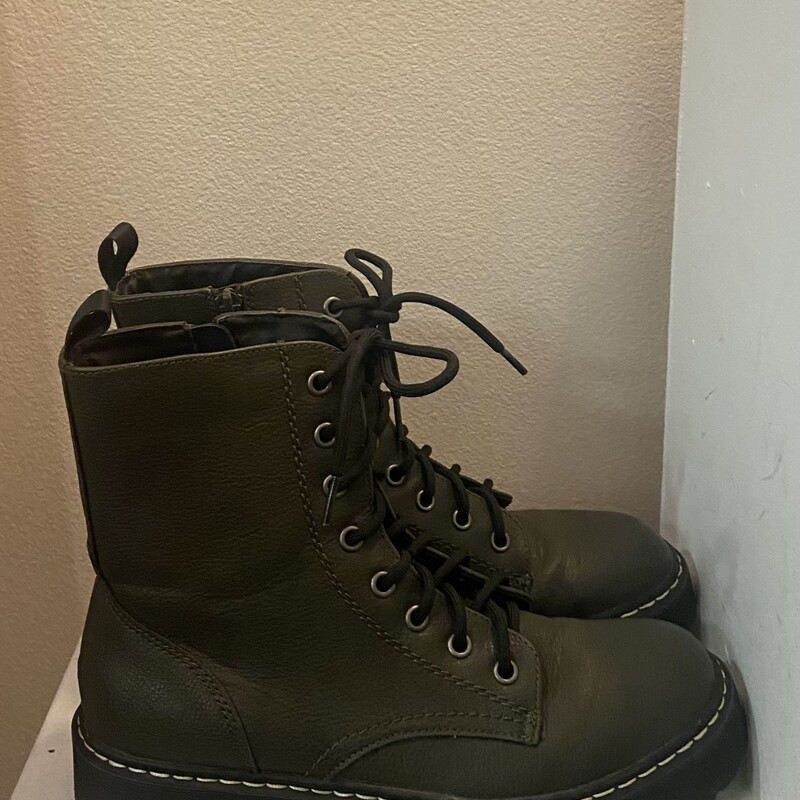 Olive Combat Boot<br />
Olive<br />
Size: 8