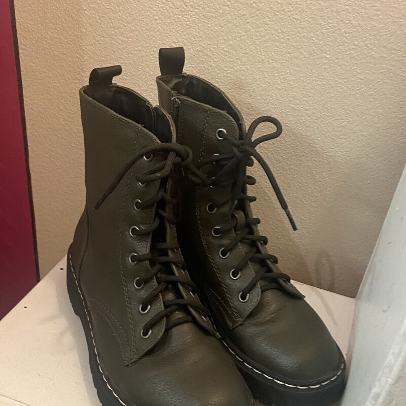 Olive Combat Boot<br />
Olive<br />
Size: 8