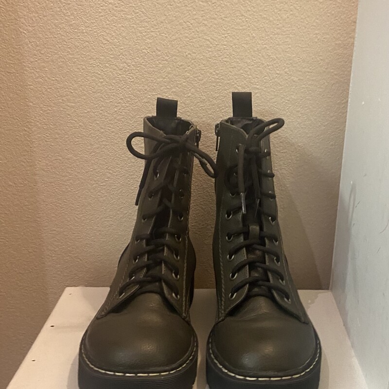 Olive Combat Boot<br />
Olive<br />
Size: 8