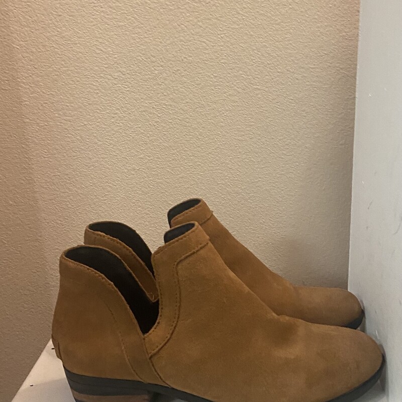 Camel Suede Bootie<br />
Camel<br />
Size: 8 R $140