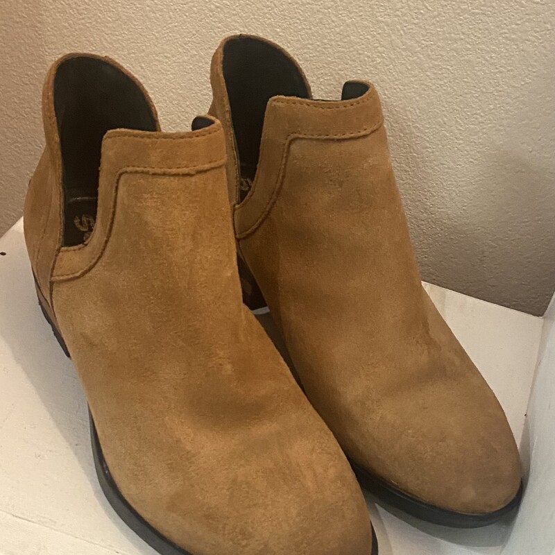 Camel Suede Bootie<br />
Camel<br />
Size: 8 R $140