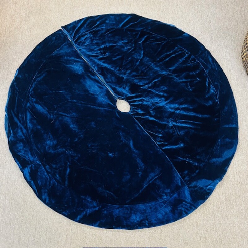 Velvet Tree Skirt
Blue Size: 44 Diameter