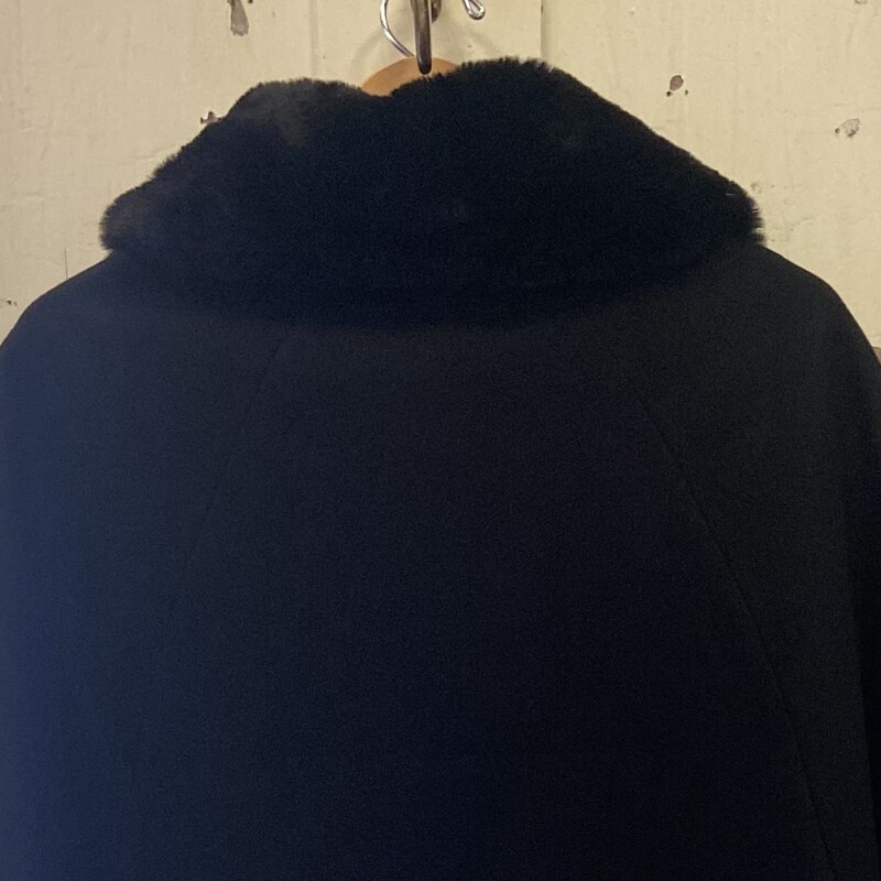 NWT Blk Faux Fur Cape<br />
Black<br />
Size: OS