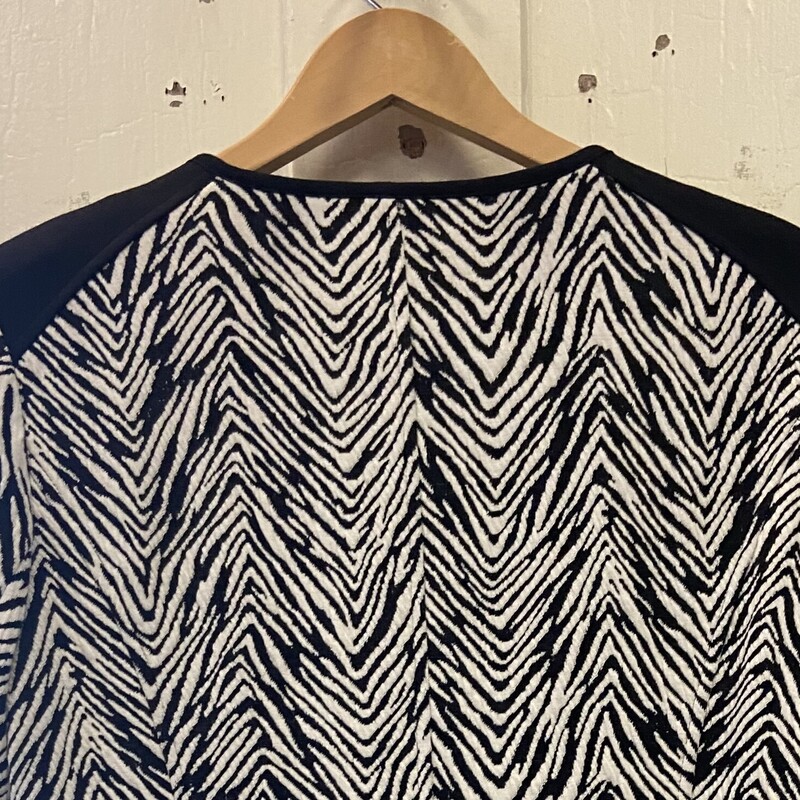 Blk/wht Zebra Zip Jacket<br />
Blk/wht<br />
Size: Large