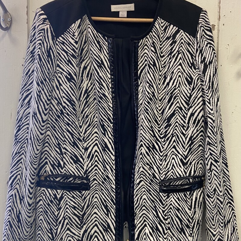 Blk/wht Zebra Zip Jacket<br />
Blk/wht<br />
Size: Large