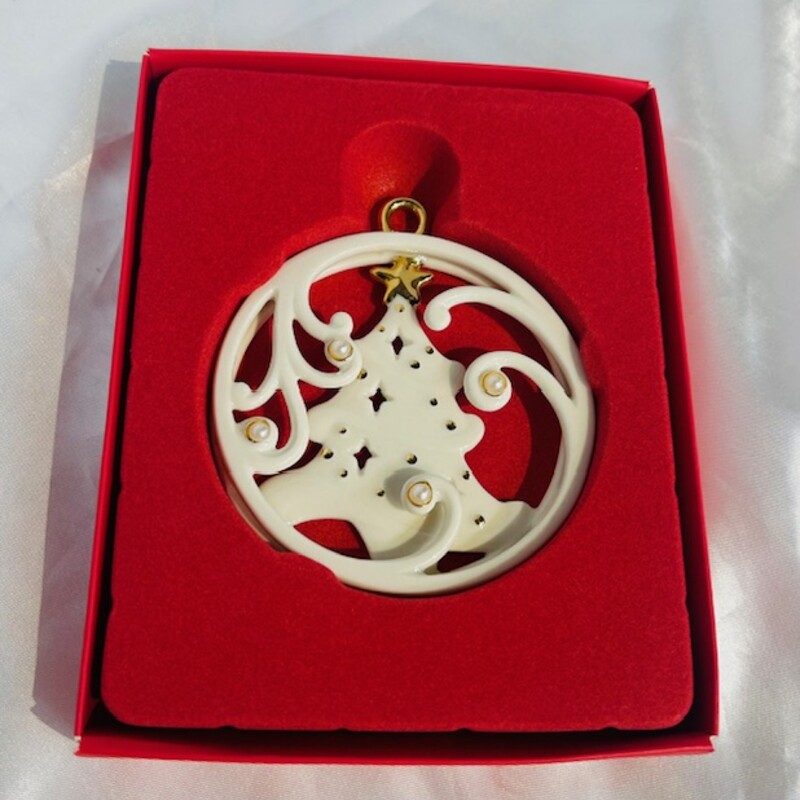 Lenox Wonderland Tree Ornament
Cream and Gold
Size: Medium