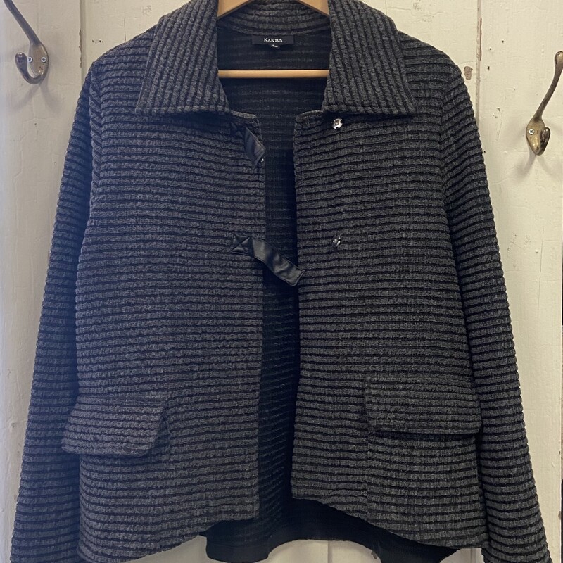 Gry/blk Stripe Jacket<br />
Grey/blk<br />
Size: Large