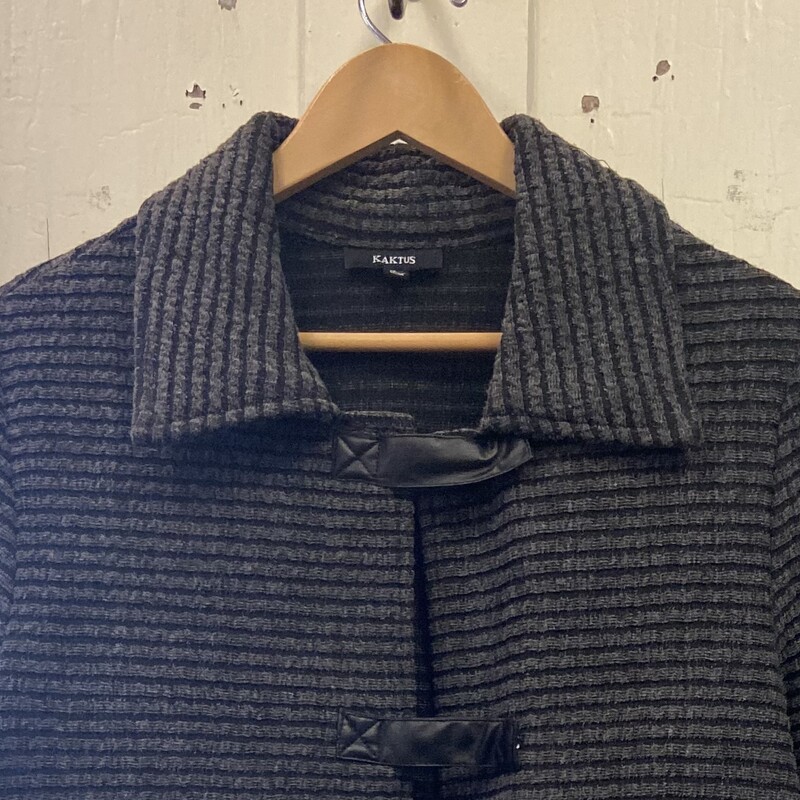 Gry/blk Stripe Jacket<br />
Grey/blk<br />
Size: Large