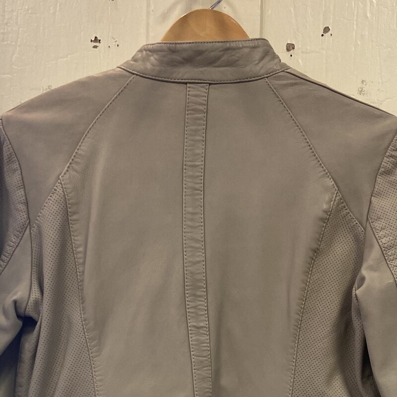 Gry Taupe Lambskin Jacket<br />
Taupe<br />
Size: L R $283