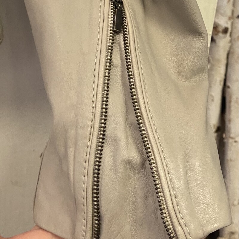 Gry Taupe Lambskin Jacket<br />
Taupe<br />
Size: L R $283