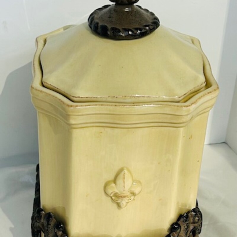 Fleur De Lis Canister With Stand
Cream Brown
Size: 6x11H