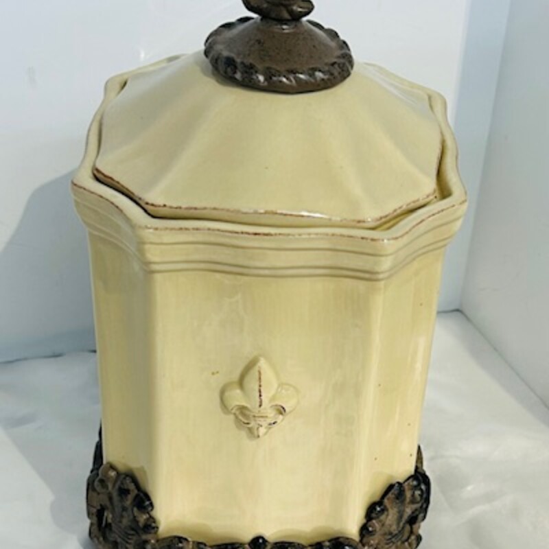 Fleur De Lis Canister With Stand
Cream Brown
Size: 6x11.5H