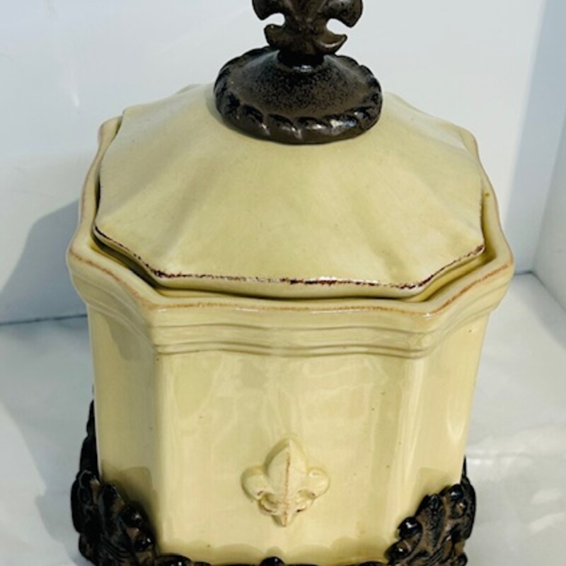 Fleur De Lis Canister With Stand
Cream Brown
Size: 6x10.5H