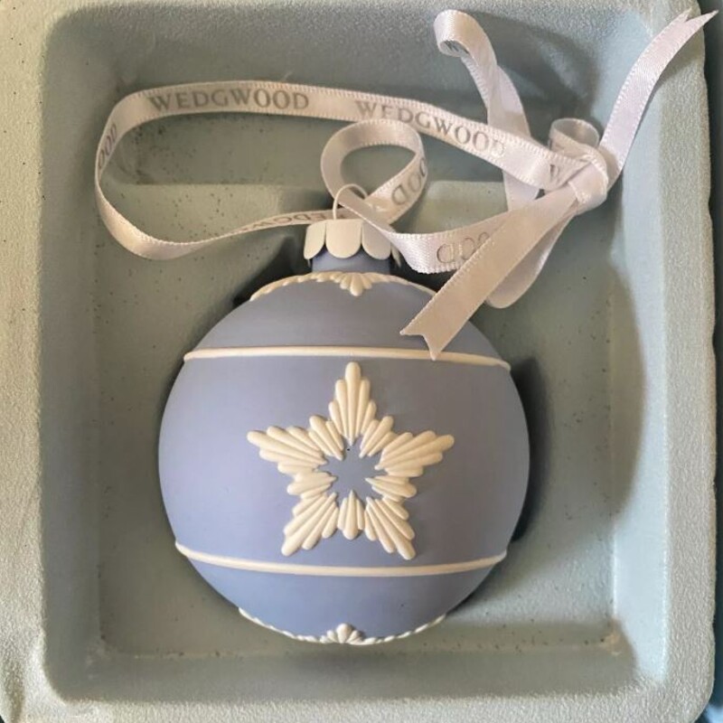 Wedgwood Snowflake Bulb Ornament
Blue White Size: 3diameter