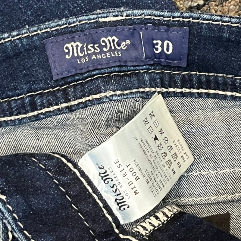 New Miss Me Jeans<br />
Mid Rise Boot<br />
Embellished back Pocket<br />
Color: Dark Blue<br />
Size: 30x34<br />
Retail for $109.00